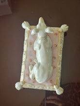 Load image into Gallery viewer, Scatola in porcellana tedesca con cane levriero
