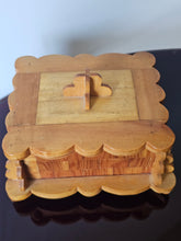 Load image into Gallery viewer, Scatola in legno anni '80

